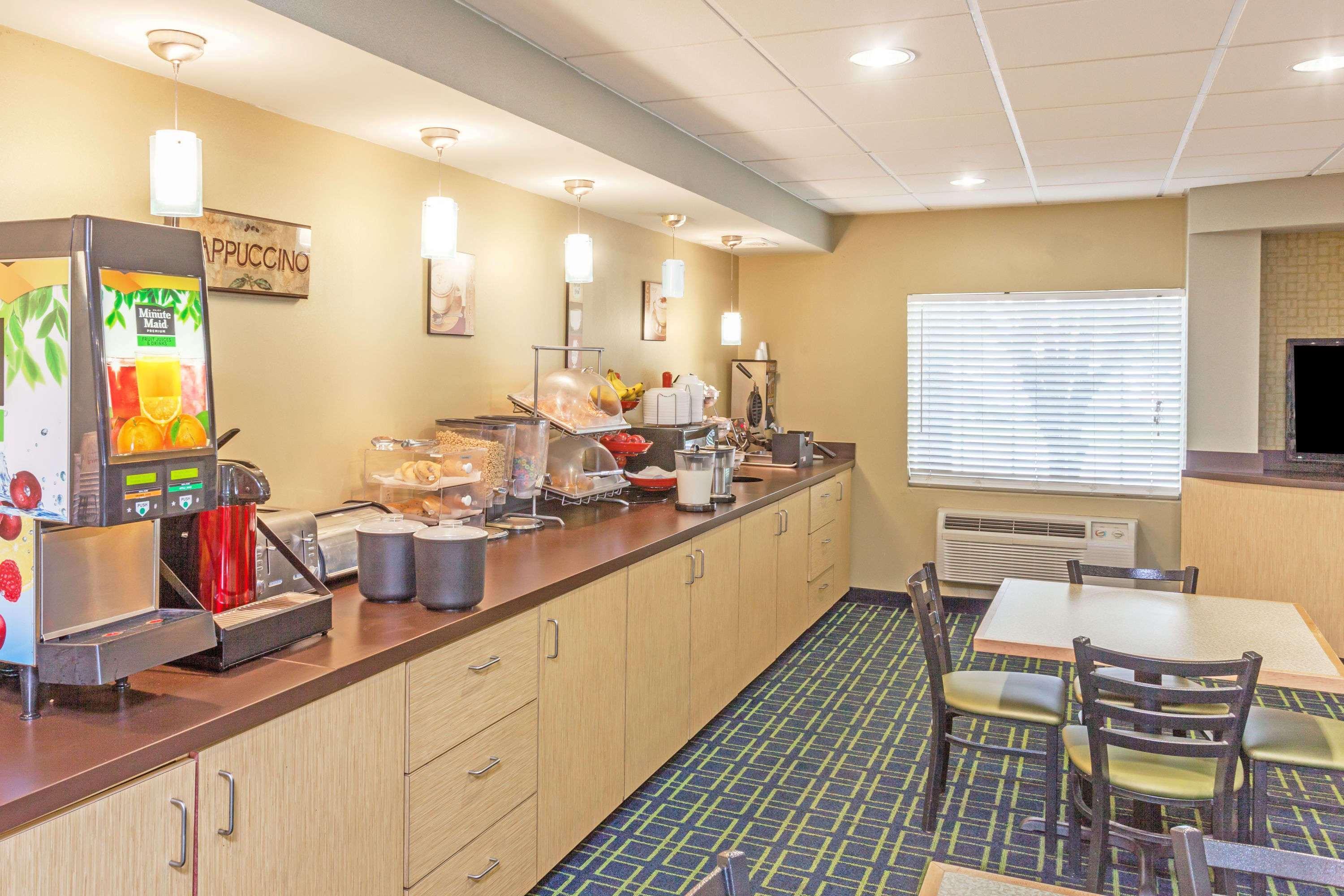 Comfort Inn & Suites Louisville Airport Fair & Expo Exterior foto