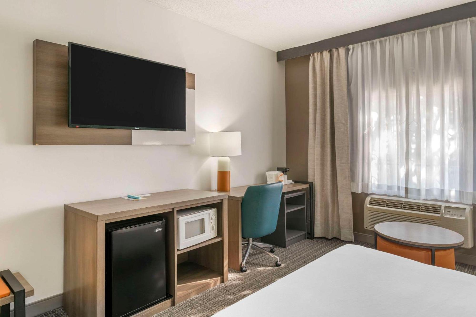 Comfort Inn & Suites Louisville Airport Fair & Expo Exterior foto